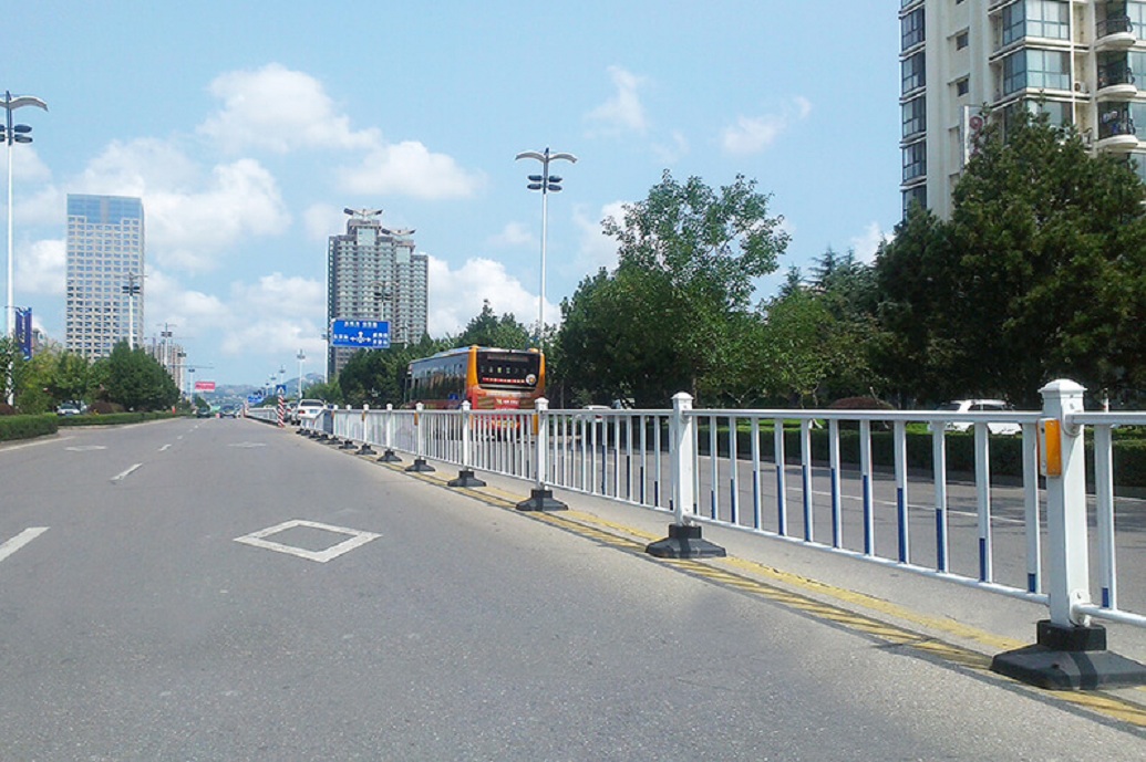 愛可青市政護欄用在武漢市政建設(shè)，共15萬米